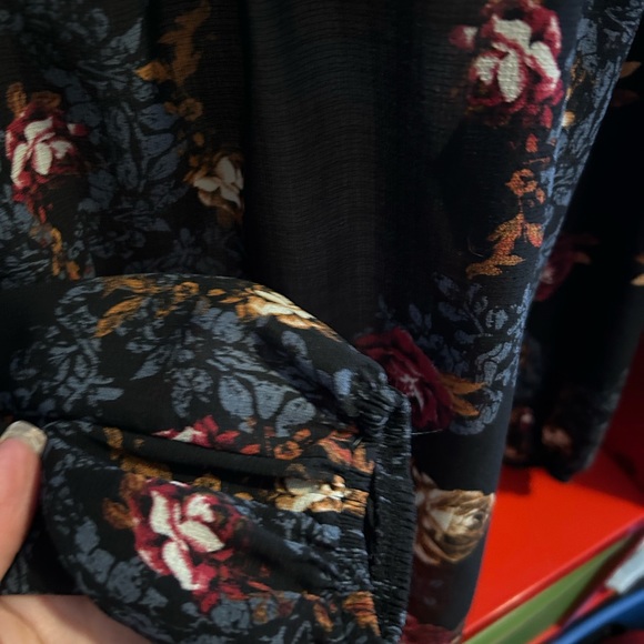 Knox Rose dark floral with lace and velvet accents - Picture 5 of 8